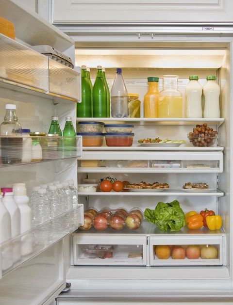 Un réfrigérateur rempli de fruits et légumes