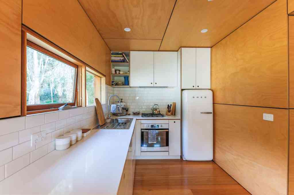 Un couple transforme trois conteneurs d'expédition en une superbe maison compacte équipée de panneaux solaires -