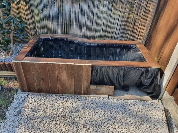 Transformer une vieille baignoire en bassin de jardin pour seulement 60 €.