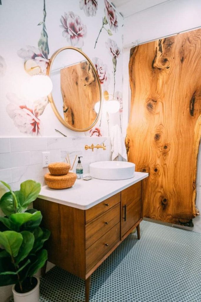 Salle de bain avec porte en bois