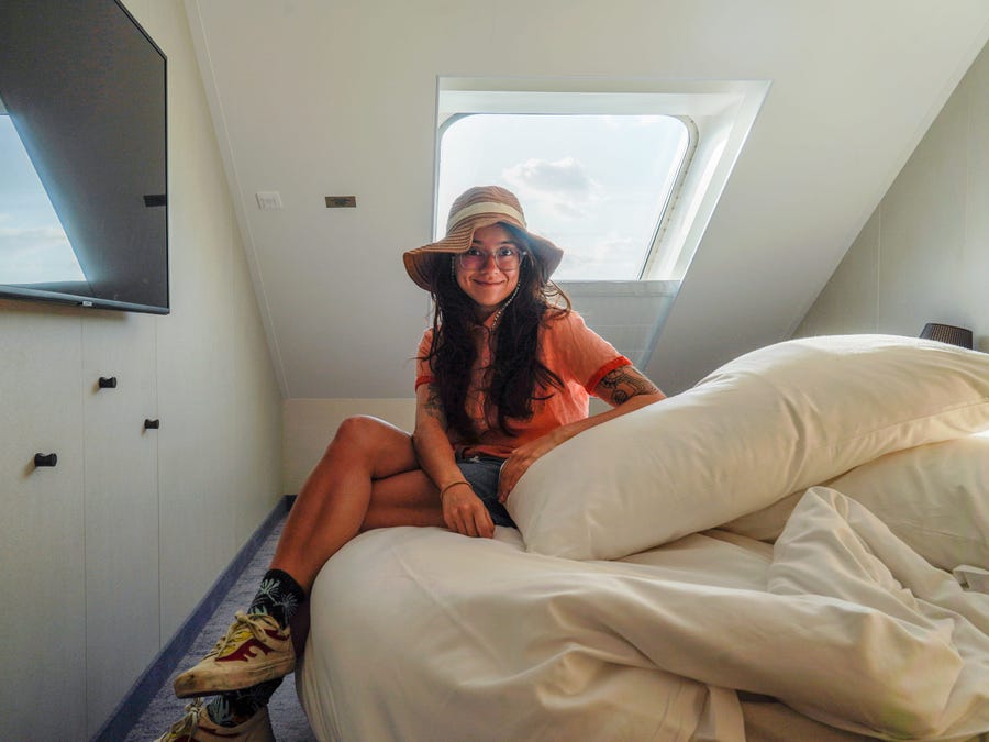 l'auteur assis sur le lit du plus grand bateau de croisière du monde