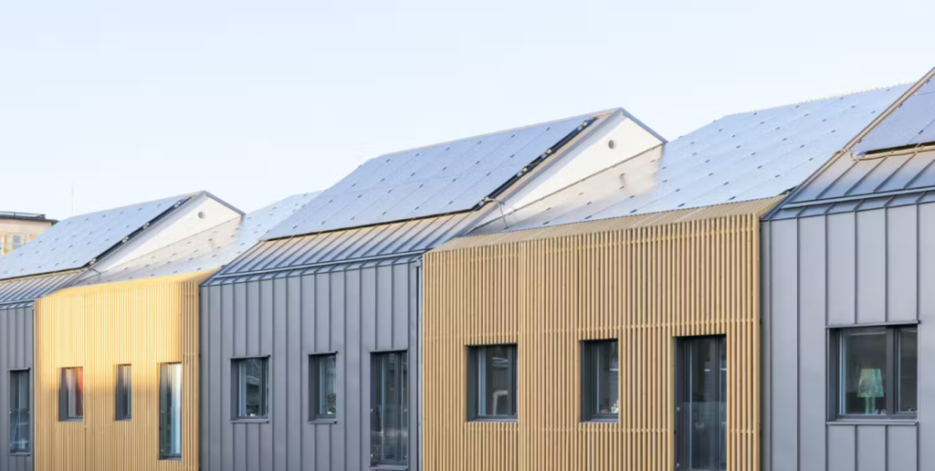 Les toits surmontés de panneaux solaires varient légèrement en hauteur pour un plus grand intérêt visuel.