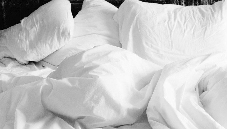Comment traiter les odeurs de sueur sur les oreillers