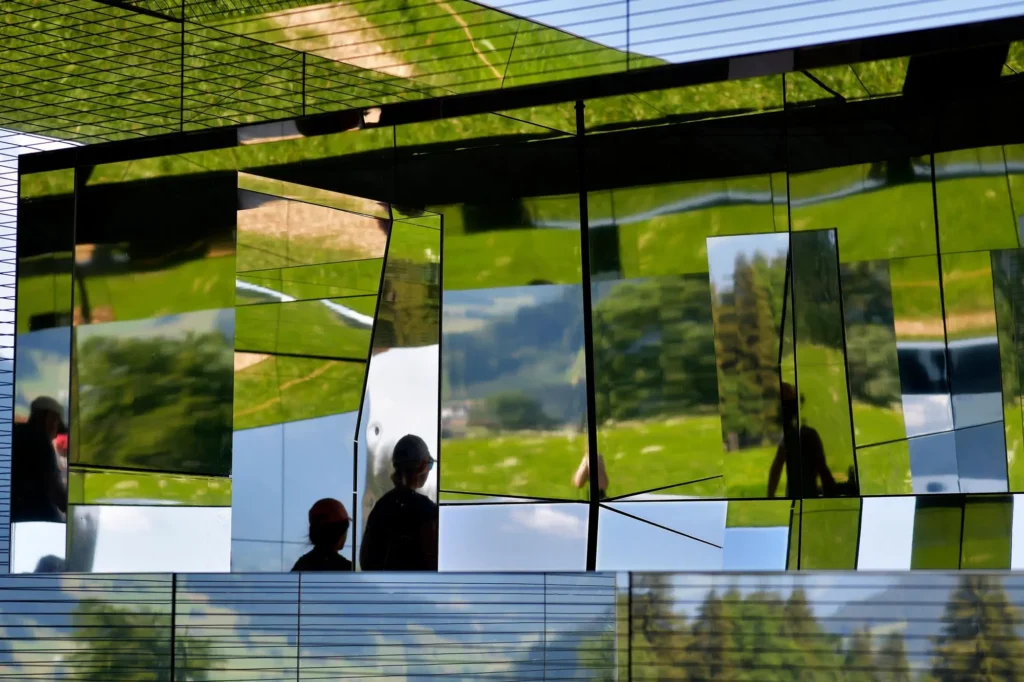 Exotisme en Suisse : Un ovni de verre joue avec la réalité dans les pâturages du Saanenland