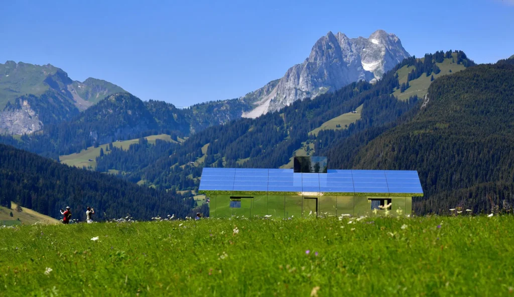 Exotisme en Suisse : Un ovni de verre joue avec la réalité dans les pâturages du Saanenland