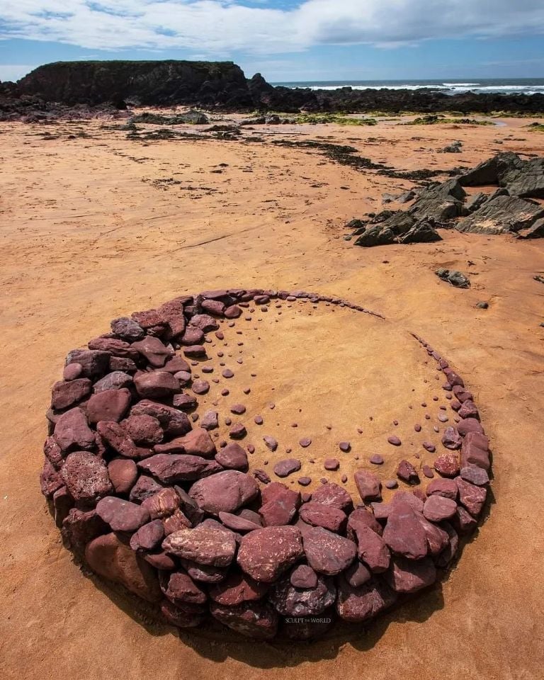 Land art, d'incroyables œuvres d'art réalisées avec des pierres et du sable par le sculpteur Jon Foreman.