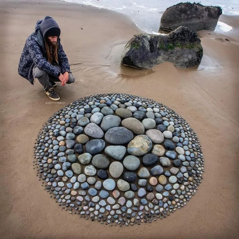 Land art, d'incroyables œuvres d'art réalisées avec des pierres et du sable par le sculpteur Jon Foreman.