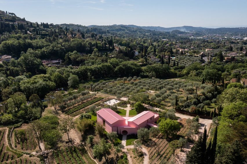 Une terrasse surplombe le paysage environnant 
Nem Architectes peint en rose une villa française pour Lancôme ,Photo prise d'en haut