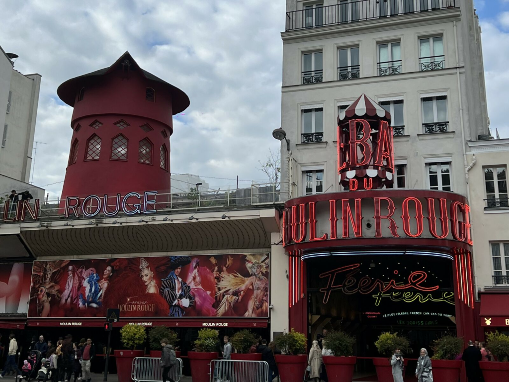 Les ailes du moulin du Moulin Rouge tombent à Paris